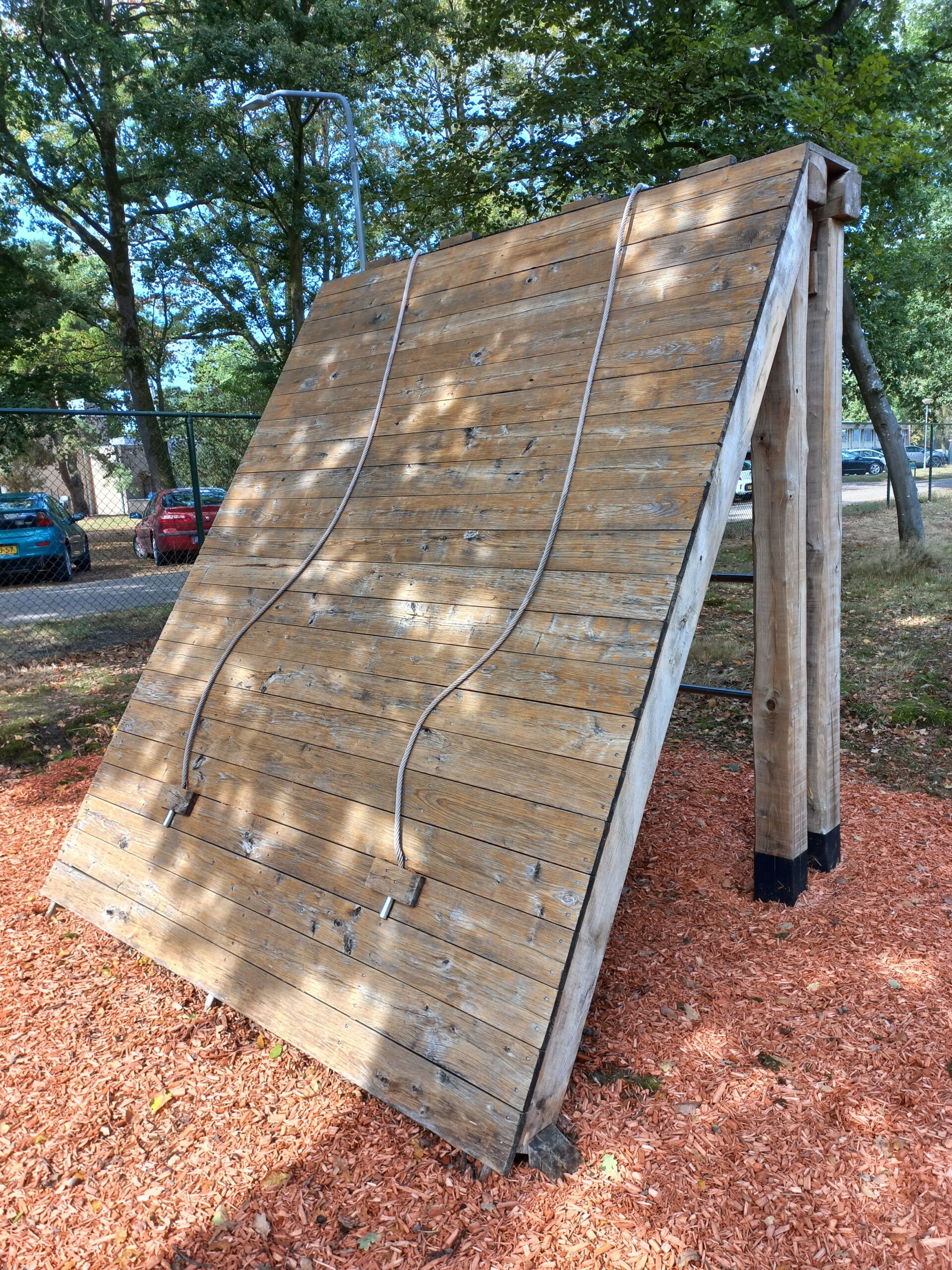 Schoonmaakonderhoud van speeltoestellen verlengt de levensduur van je speelomgeving. Schoonmaak speeltoestellen.