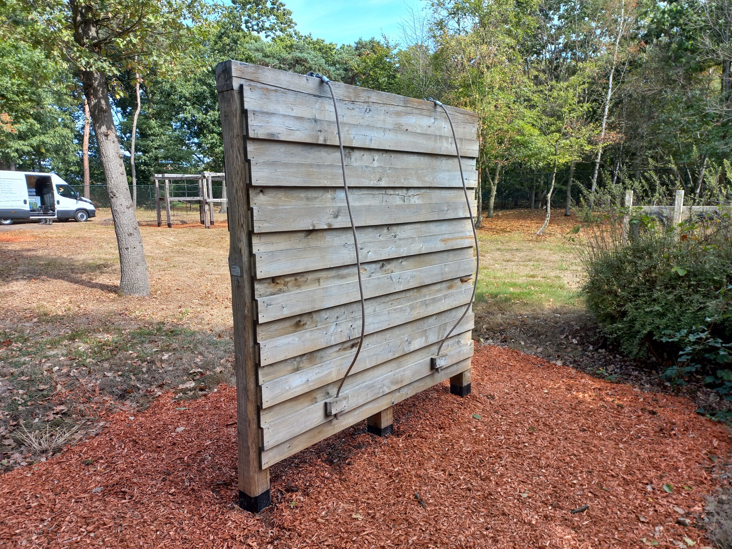 het tijdig schoonmaken van een houten stormbaan voorkomt gladheid op het oppervlak. Schoonmaak stormbaan zorgt ervoor dat de stormbaan lang meegaat en goed gebruikt kan worden. Stormbaan schoonmaak verlengt de duurzaamheid van het hout en heeft een mooie frisse uitstraling.