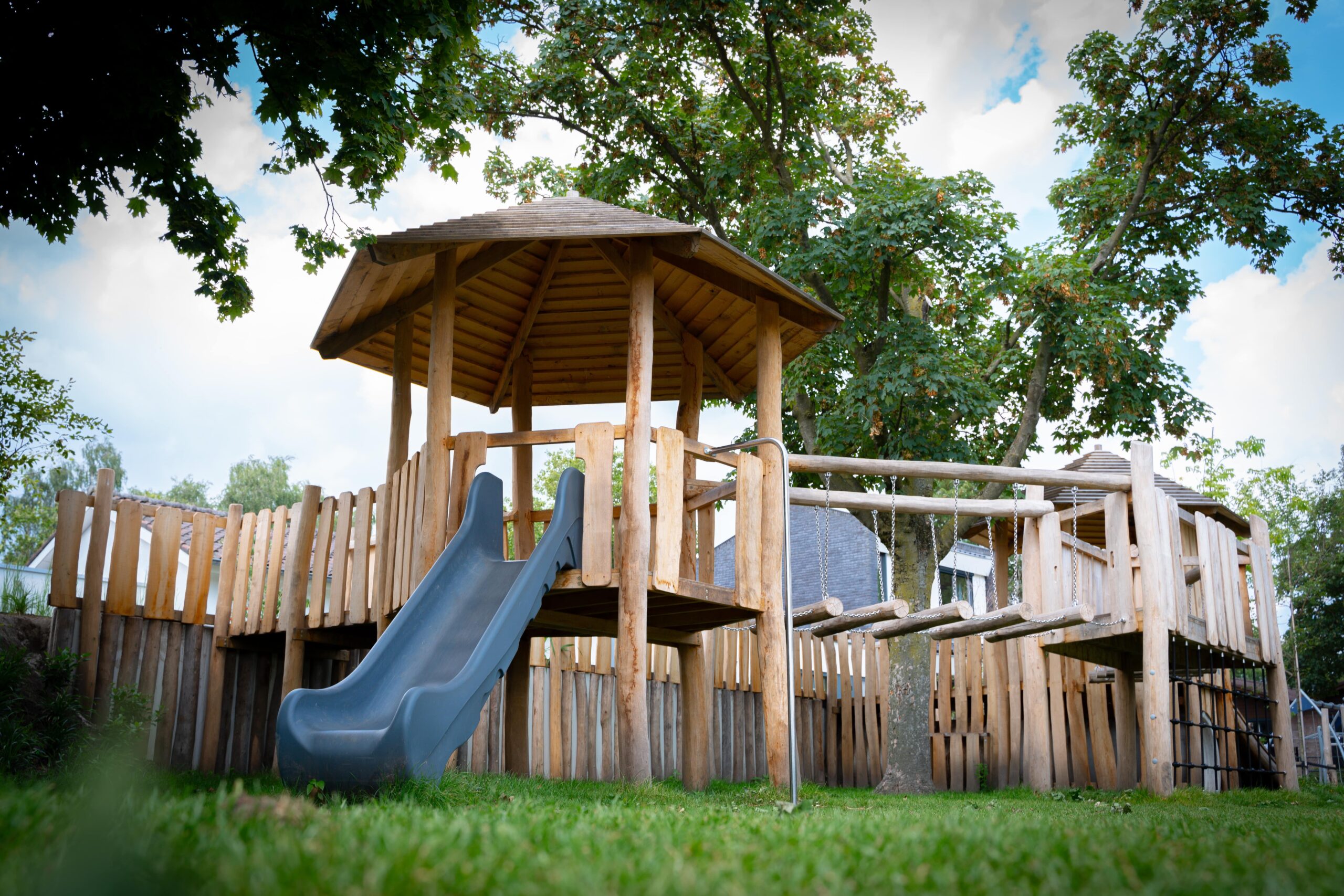 Projecten van Deuvie duurzame speelomgevingen en natuurlijke speeltoestellen voor de openbare ruimte