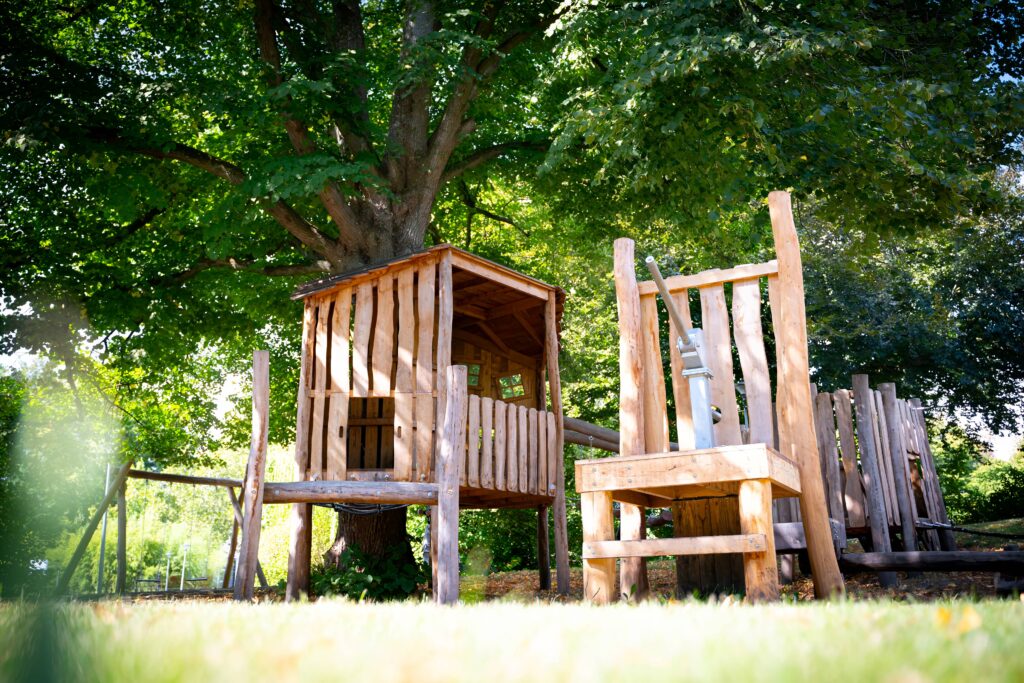 Duurzame houten speeltuin van Deuvie op het schoolplein van OS de Kolibrie in Soest