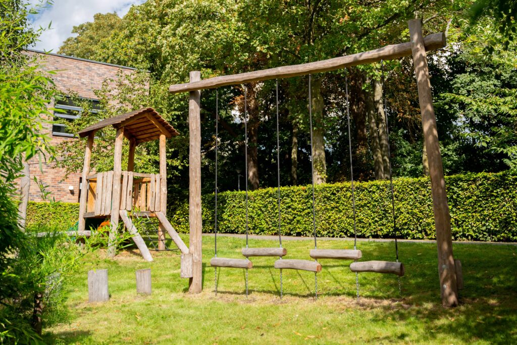 Duurzame houten speeltuin van Deuvie op het schoolplein van OS de Kolibrie in Soest