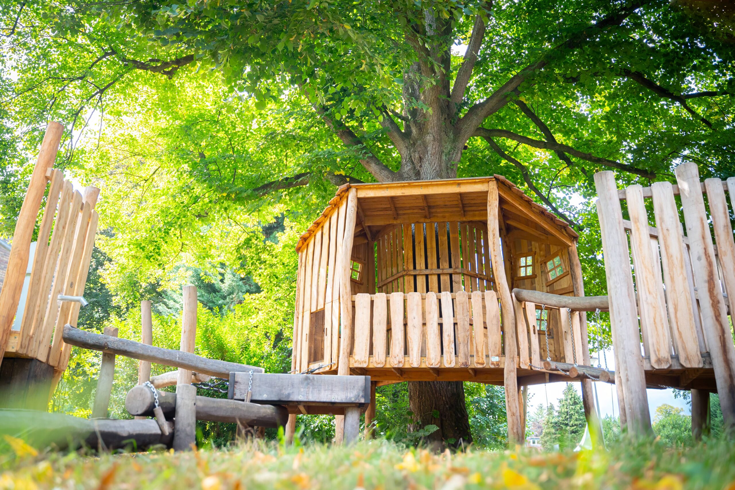 Duurzame houten speeltuin van Deuvie op het schoolplein van OS de Kolibie in Soest