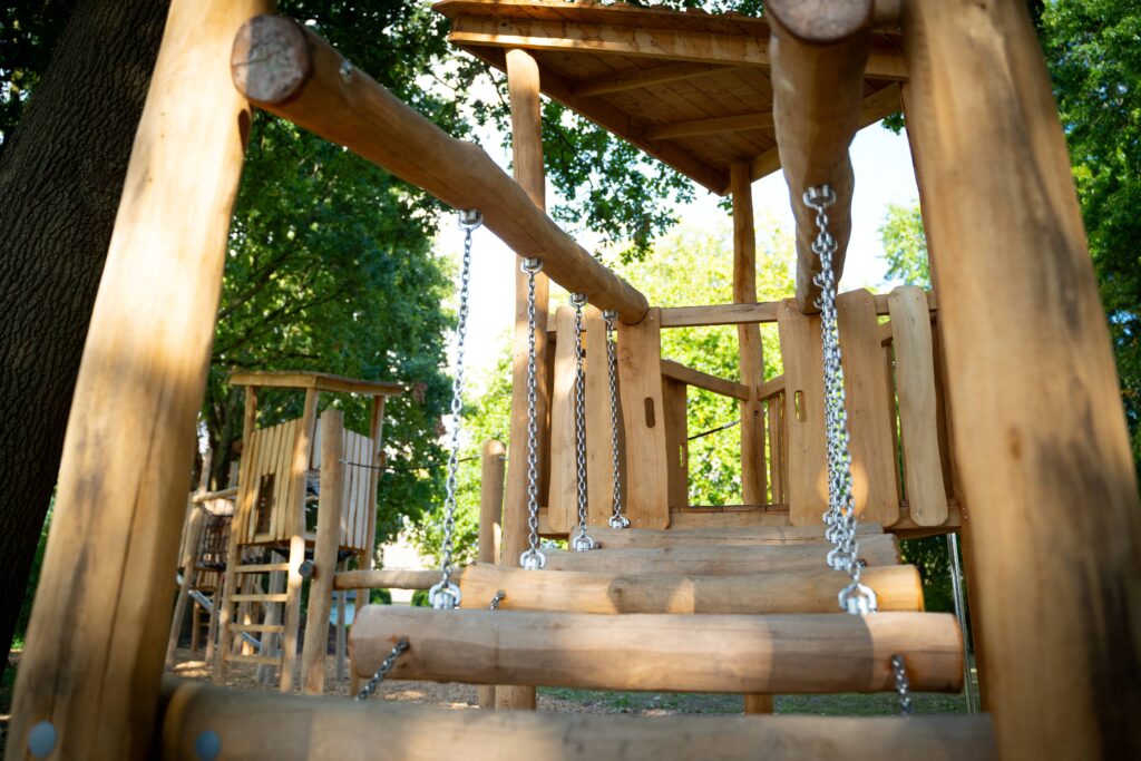 Duurzame DEUVIE speelomgeving in Aarle-Rixtel van hout