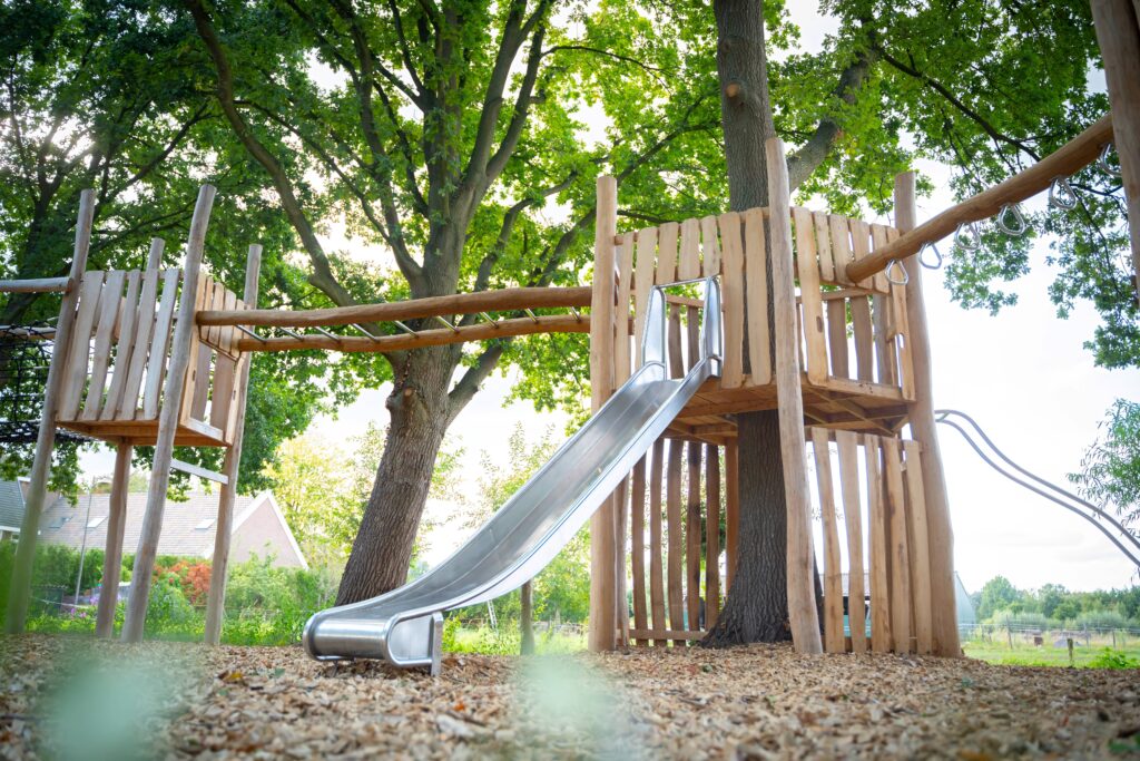 Duurzame houten DEUVIE speelomgeving in Aarle-Rixtel