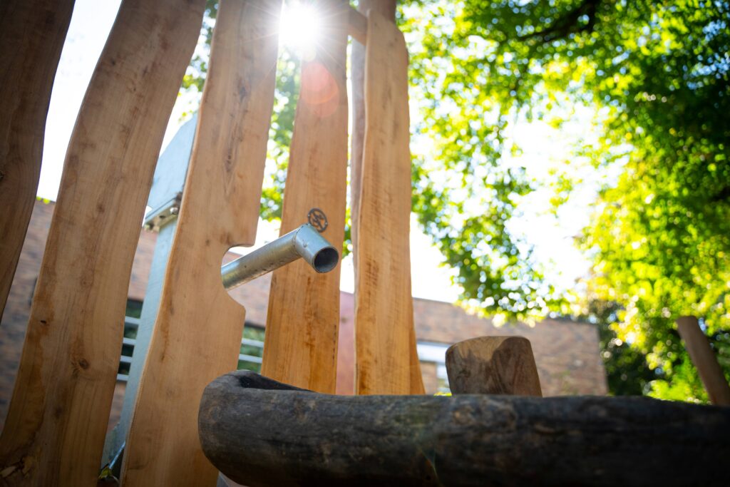Duurzame houten speeltuin van Deuvie op het schoolplein van OS de Kolibrie in Soest